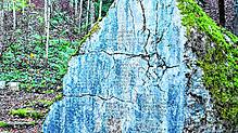 Im Wald am Stadlerberg erinnern ein großer Gedenkstein und ein schlichtes Holzkreuz an den Flugzeugabsturz bei Weiach 1990, bei dem alle ...