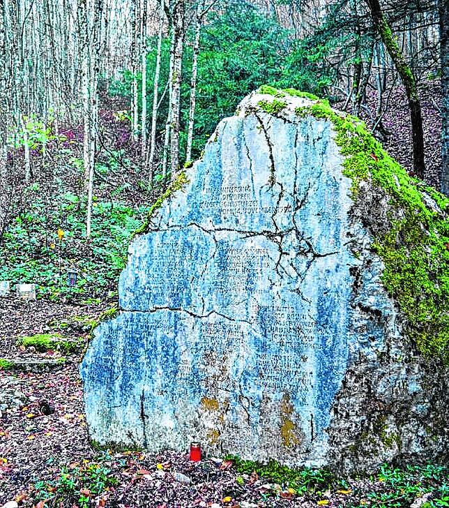 Im Wald am Stadlerberg erinnern ein großer Gedenkstein und ein schlichtes Holzkreuz an den Flugzeugabsturz bei Weiach 1990, bei dem alle ...