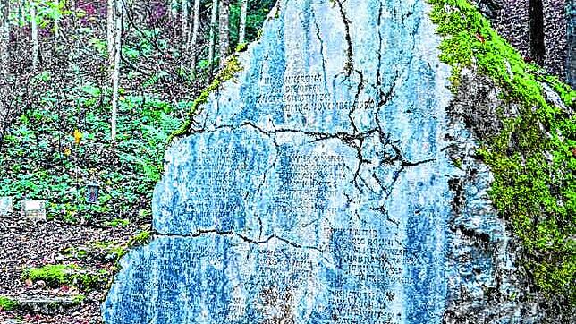 Im Wald am Stadlerberg erinnern ein großer Gedenkstein und ein schlichtes Holzkreuz an den Flugzeugabsturz bei Weiach 1990, bei dem alle ...