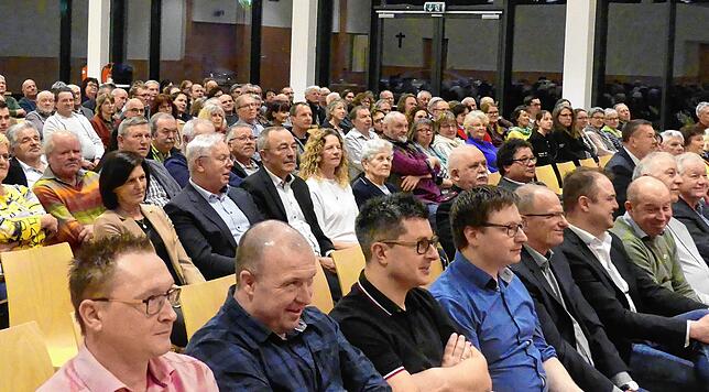 Zahlreiche Bürger nahmen an der Amtseinsetzung des neuen Bürgermeisters teil. In den vorderen Reihen saßen die Mitglieder des Gemeinderates.