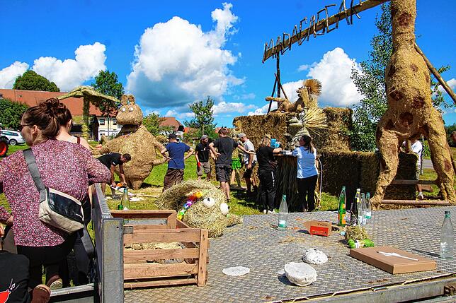 Bild 25: Aufbauarbeiten zum 11. Höchenschwander Strohskulpturen-Wettbewerb mit Bauernmarkt in Höchenschwand