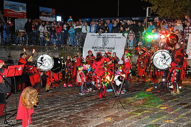 Bild 4: Dem Wasser entstiegen &ndash; Seegeister starten in die Fasnacht. Alle Foto gibt es hier