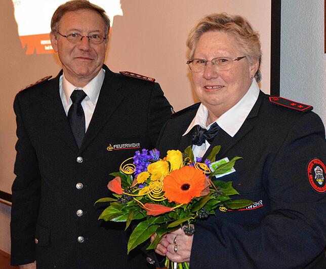 Kommandant Hartmut Schucker würdigte Lucia Wittmer, die vor 37 Jahren als zweite Frau im Bodenseekreis in die Einsatzabteilung der ...