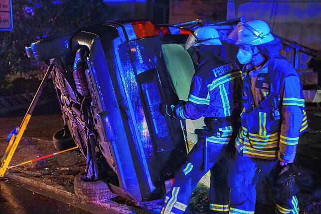 Das Unfallauto musste abgestützt werden, da angenommen wurde, dass sich im Fahrzeug eine Person mit Wirbelverletzung befand. Mit der ...