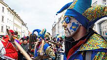 Viel geboten auf und vor der Bühne: Eindruck von der Straßenfasnacht unter dem Motto &bdquo;Ho Narro auf der Gass&ldquo;, gemeinsam ...