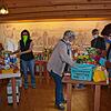Bärbel Endress von der Narrenzunft (Mitte) und Steffi Möglich von der Stadtverwaltung sortieren in der Zunftstube Spenden. Susanne ...
