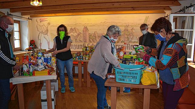 Bärbel Endress von der Narrenzunft (Mitte) und Steffi Möglich von der Stadtverwaltung sortieren in der Zunftstube Spenden. Susanne ...
