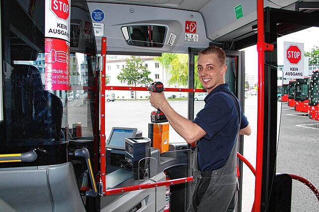 Sascha Egenhofer vom Team der Buswerkstatt montiert eine Schutzwand an der Fahrerkabine. Insgesamt 57 Busse haben die Stadtwerke derart ...