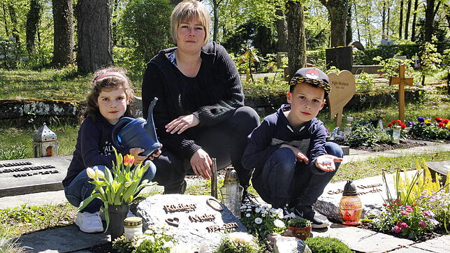 Sie versuchen es erneut: Sabrina Leichenauer pflegt mit ihren Kindern Jana und Mex das Grab des kürzlich verstorbenen Vaters. Zuvor war ...