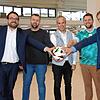 Sie freuen sich auf das Public-Viewing in der SÜDKURIER-Arena zur Fußball-EM auf dem Hof des Automarkts 2000 in Tiengen (von links): ...