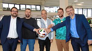 Sie freuen sich auf das Public-Viewing in der SÜDKURIER-Arena zur Fußball-EM auf dem Hof des Automarkts 2000 in Tiengen (von links): ...