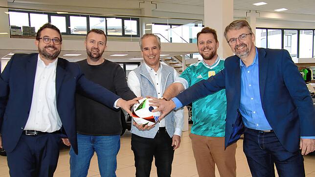 Sie freuen sich auf das Public-Viewing in der SÜDKURIER-Arena zur Fußball-EM auf dem Hof des Automarkts 2000 in Tiengen (von links): ...