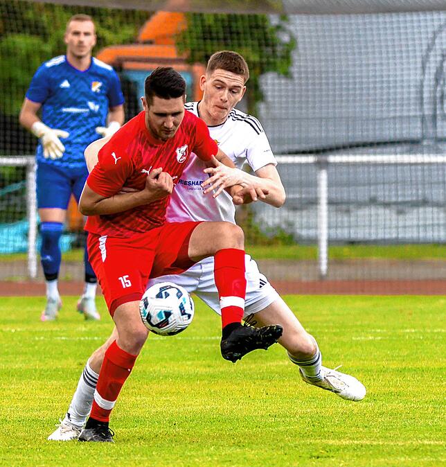 Sein Treffer reicht nicht: Jörg Hupfer (vorn auf dem Archivfoto) traf für den TuS Binzen im Derby gegen den FC Wittlingen zum ...