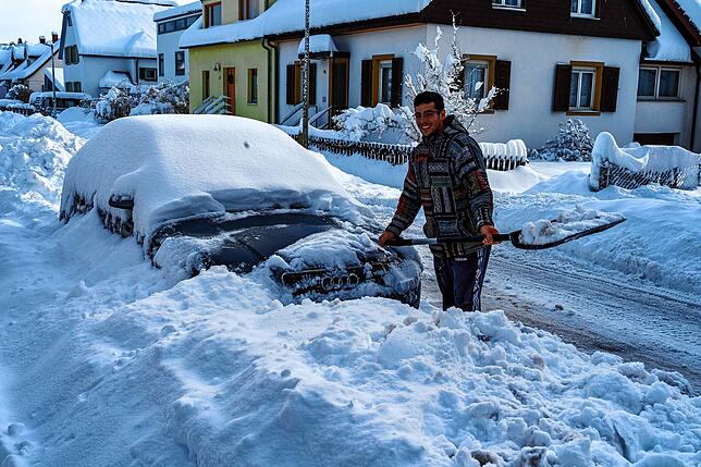 Pablo Stefan de Miguel muss zwar erst morgen mit dem Auto weg fahren, sicherheitshalber schaufet er es aber schon heute komplett frei, ...