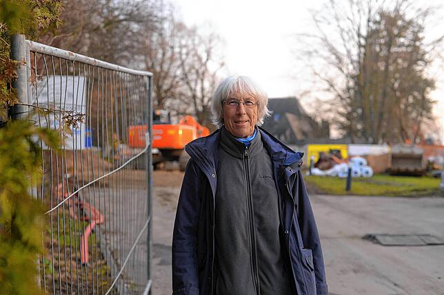 Brigitte Wallkam vor der Baustelle, auf der die Abrissarbeiten in vollem Gange sind. Sie betont: „Von einem Eingriff erholt sich ...