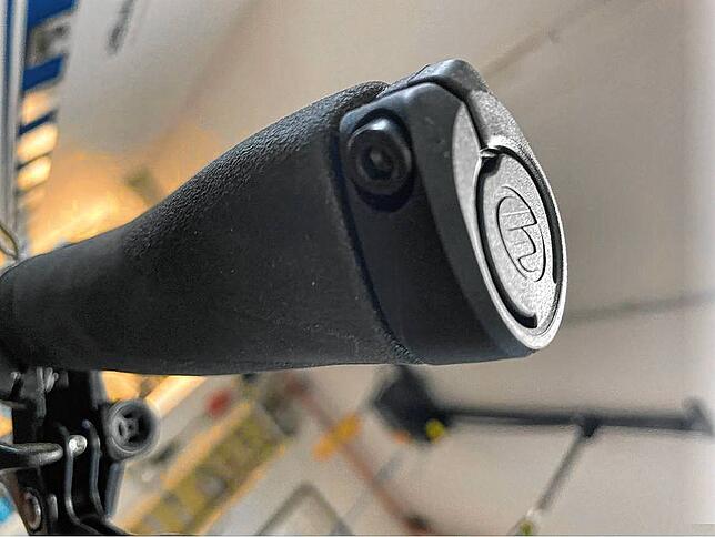 Ein paar Unterschiede zwischen Fahrrad und E-Bike gilt es zu beachten. Beispielsweise muss bei einem E-Bike der Griff verschraubt sein.