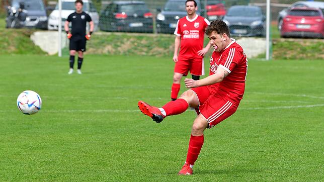 Er macht&lsquo;s fast alleine: Louis Schanz erzielte vier Treffer beim 5:2-Sieg des SV Eggingen gegen den FC 08 Bad Säckingen.