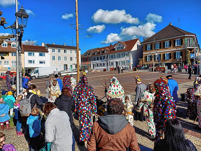 Bild 6: Ade Fasnet 2024! Bilder vom Markdorfer Narrenbaumfällen mit Umzug aus der Stadt