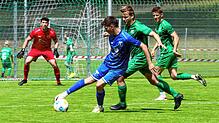 Im Hinspiel setzte sich der FV Möhringen (am Ball Jonathan Bell im Duell gegen den Aach-Linzer Louis Streckel) mit 2:1 durch. Im ...