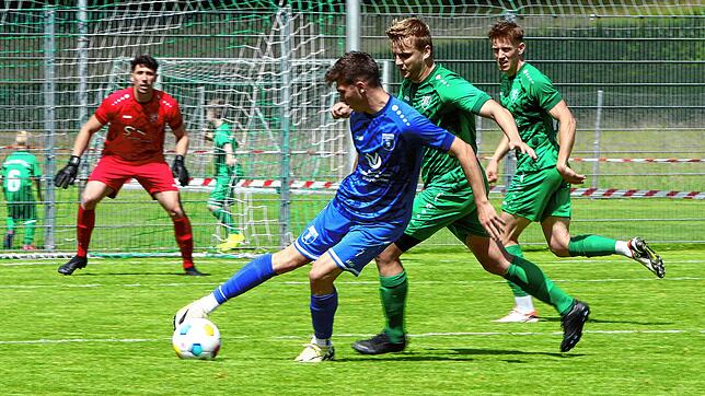 Im Hinspiel setzte sich der FV Möhringen (am Ball Jonathan Bell im Duell gegen den Aach-Linzer Louis Streckel) mit 2:1 durch. Im ...