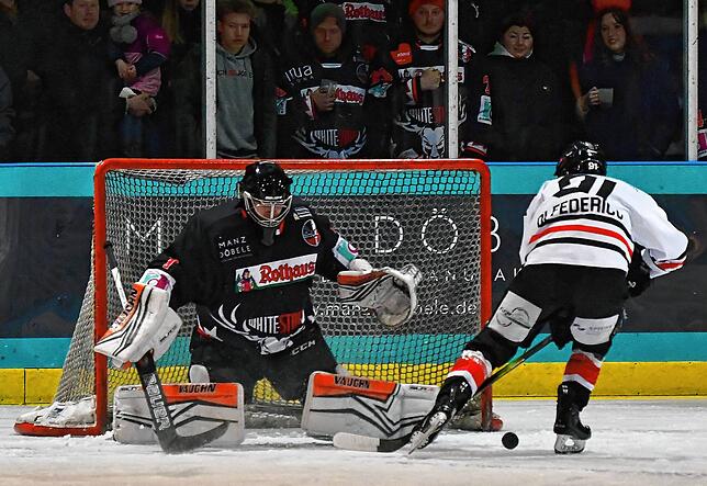 Pariert: Beim Penalty kam Vincenzo Di Frederico vom HC Fischbach-Göslikon an Torwart Maurice Stoll vom EHC Herrischried nicht vorbei.