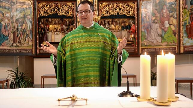 Coming-out eines Priesters: Marcus Maria Gut bekennt sich am Sonntag in seinen beiden Gottesdiensten (hier in der St. Martin-Kirche in ...