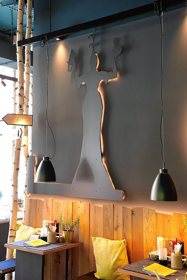 Die Wand des Restaurants schmückt eine leuchtende Imperia.