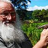 Peter Berthold mit einem Wendehals am Sielmann-Weiher in Billafingen.