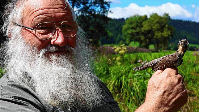 Peter Berthold mit einem Wendehals am Sielmann-Weiher in Billafingen.