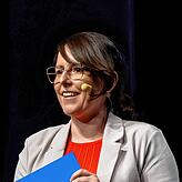 Denise Kley moderiert die Debatte und führt durch den Abend.