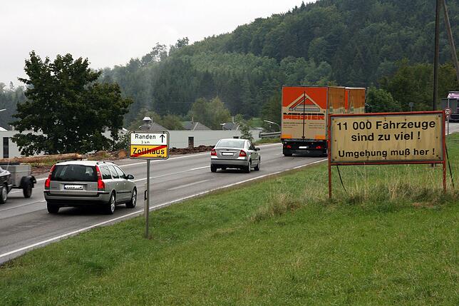 Jahrelang zeigte dieses Schild an der Ortsdurchfahrt Zollhaus, was Sache ist. Die Bürgerinitiative "Ortsumfahrung Zollhaus-Randen" ...