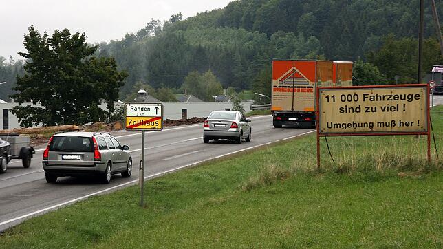Jahrelang zeigte dieses Schild an der Ortsdurchfahrt Zollhaus, was Sache ist. Die Bürgerinitiative "Ortsumfahrung Zollhaus-Randen" ...