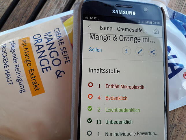 Mit der Smartphone-App CodeCheck lässt sich in Sekundenschnelle herausfinden, ob Mikroplastik im Produkt enthalten ist. Dazu muss man ...