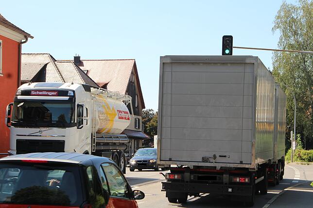 Verkehrsstau in der Markdorfer B-33-Durchfahrt: Am Mittwoch hat der Kreistag einen Antrag der Fraktionen von SPD und Grünen auf den ...