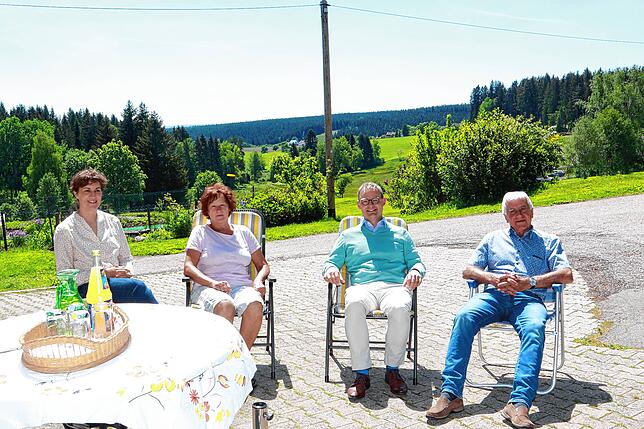 In einer Onlinepetition forderten Simone Adam, Edeltraud Simmerer, Jürgen Adam und Armin Simmerer (von links) den Erhalt des Ackerlochs ...