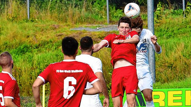 Sportchef trifft: Michael Emmerich leitete mit seinem Treffer in der 22. Minute den 2:0-Sieg des FC RW Weilheim gegen den Nachbarn FC ...