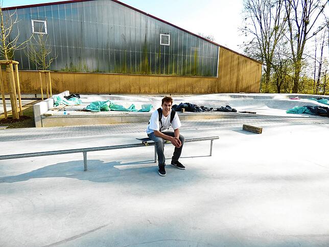 Christian Pester, 18 Jahre, sitzt für das Foto auf einer sogenannten Rail, eine Stange aus Metall, die waagerecht auf dem Boden steht. ...