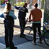 Ein auf der falschen Straßenseite fahrender Radler wird mündlich verwarnt und aufgeklärt, wo er zu fahren hat.