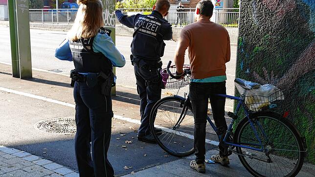 Ein auf der falschen Straßenseite fahrender Radler wird mündlich verwarnt und aufgeklärt, wo er zu fahren hat.