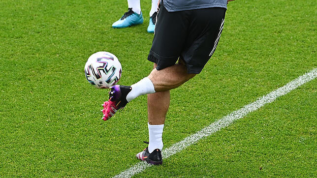 Technisch versiert wie dieser Spieler hier sind auch die Mittelfeldspieler der Landesliga, die es in die Topelf geschafft haben.