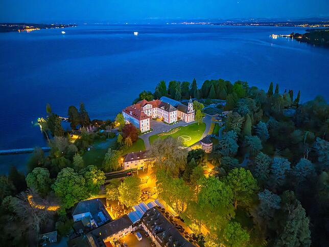 Barockjuwele auf der Blumeninsel: das Schloss Mainau samt Kirche, beide erbaut nach den Plänen von Johann Caspar Bagnato. Der untere ...