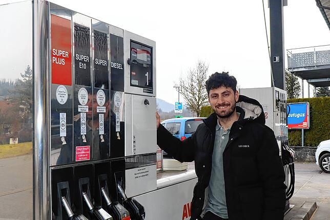 Die Avia-Tankstelle in Bietingen lockt einige Schweizer an, die eine Einkaufstour nach Deutschland machen, wie Inhaber Kosta Taktsides ...