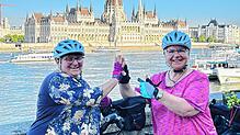 Geschafft! Petra Gabele (links) und Sandra Häusler sind wohlbehalten in Budapest angekommen. Im Hintergrund ist das ungarische Parlament ...
