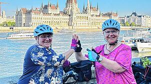 Geschafft! Petra Gabele (links) und Sandra Häusler sind wohlbehalten in Budapest angekommen. Im Hintergrund ist das ungarische Parlament ...