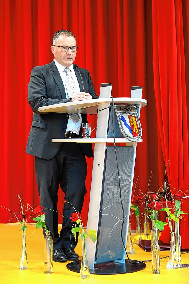 Eggingens Bürgermeister Karlheinz Gantert am Rednerpult.