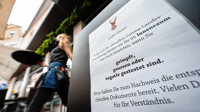 Schon jetzt gelten in Gastronomie-Innenräumen striktere Regeln als in den Wochen zuvor. Wenn die Inzidenzen weiter steigen, könnte es ...