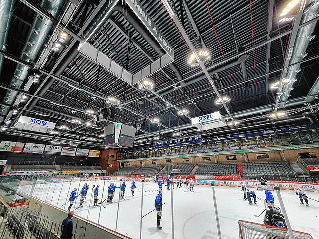 Neu in der Schwenninger Eisarena ist auch die Beleuchtung. Das Licht wirkt klar und intensiv oder auch so, wie es sein muss, wenn in der ...