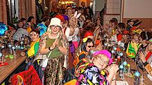 Durch den Friedensaal zog eine närrische Polonaise. 180 Frauen feierten beim Weiberball in Aftholderberg eine ausgelassene närrische ...