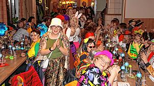 Durch den Friedensaal zog eine närrische Polonaise. 180 Frauen feierten beim Weiberball in Aftholderberg eine ausgelassene närrische ...