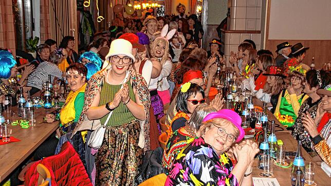 Durch den Friedensaal zog eine närrische Polonaise. 180 Frauen feierten beim Weiberball in Aftholderberg eine ausgelassene närrische ...